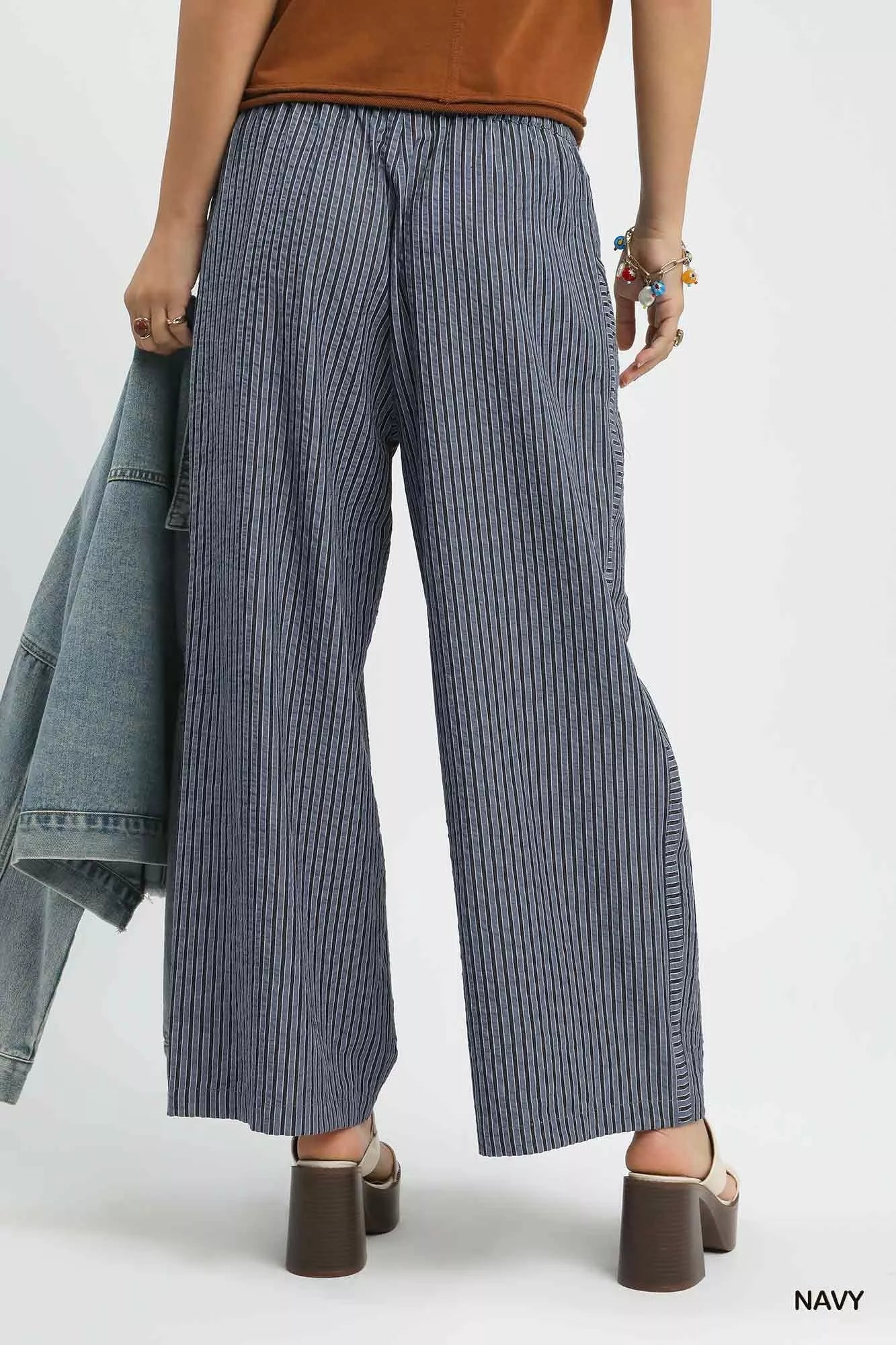 Striped pattern on flowy wide-leg pants with pocket detail