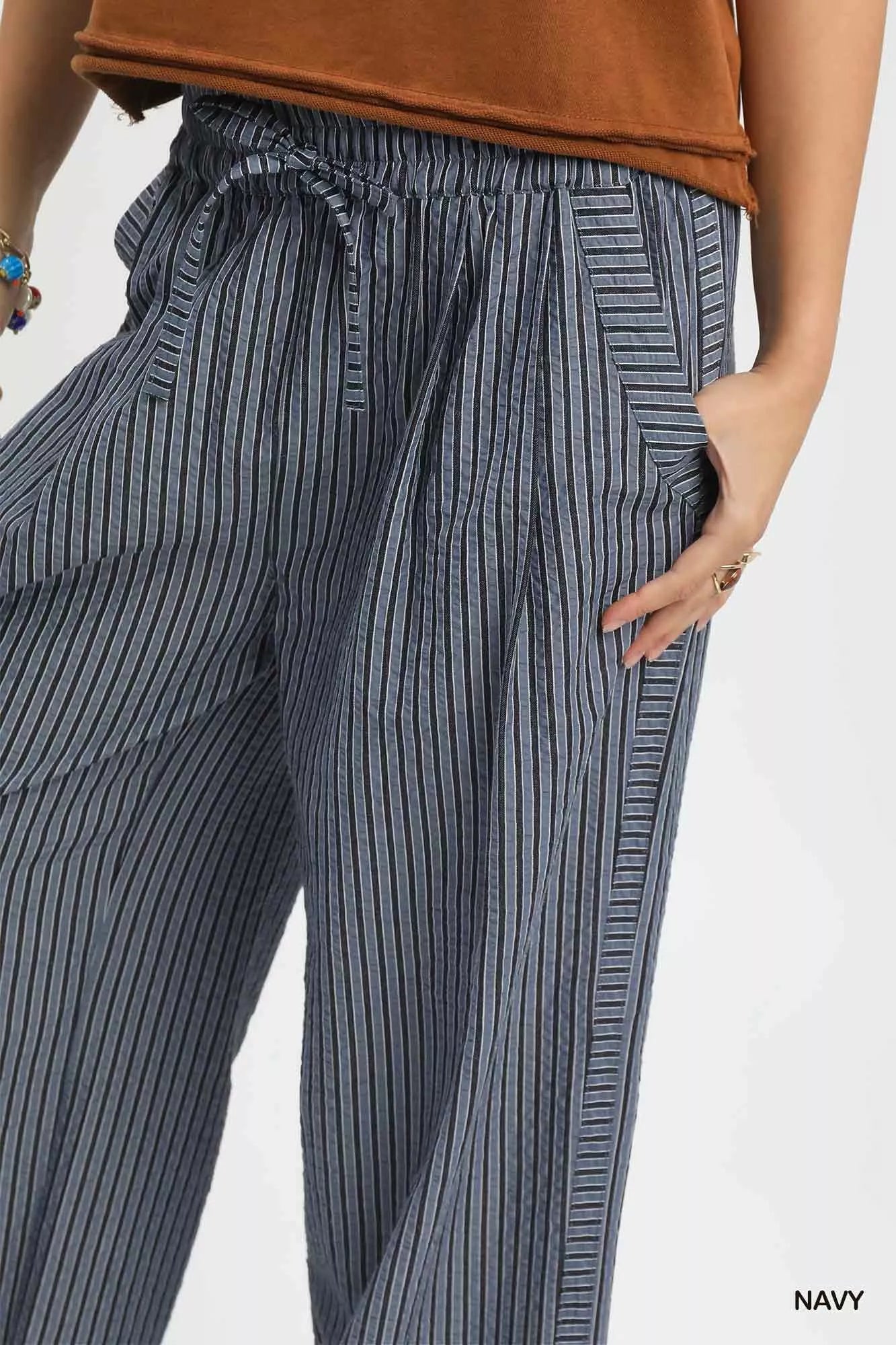Drawstring waist and striped pattern on casual wide-leg pants