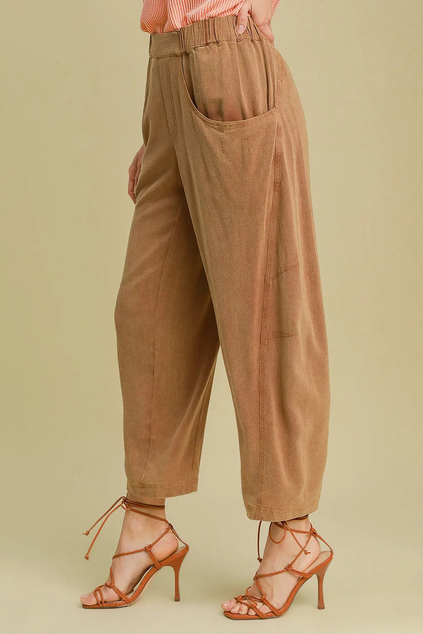 Comfortable elastic waistband on linen blend pants